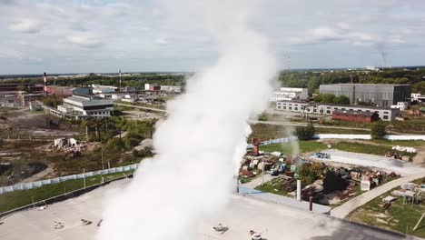 planta industrial con emisión de vapor