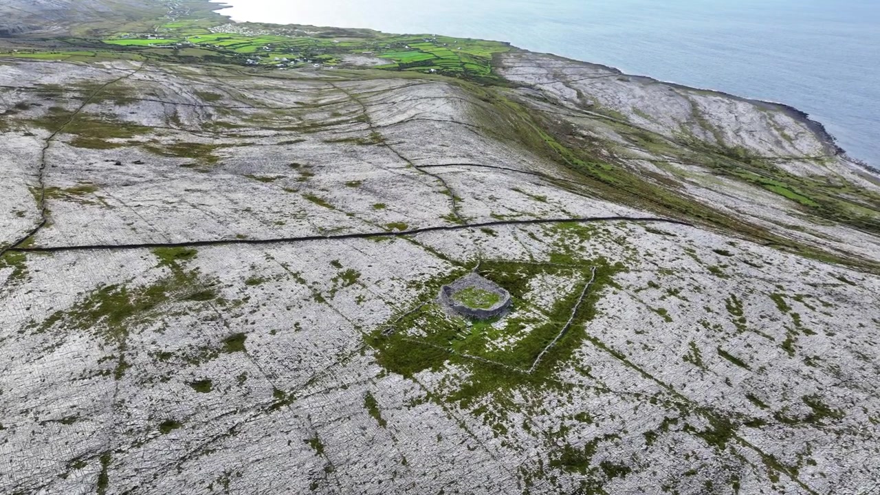 Drone flyver over det golde landskab i The Burren i County Clare, Irland, en del af Wild Atlantic Way.