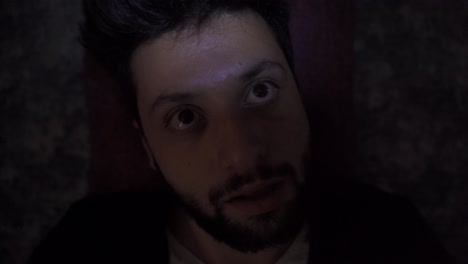 un hombre psicótico con problemas mentales.