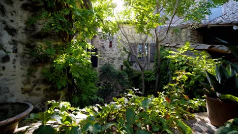 toma lenta al aire libre que revela una mesa puesta en el jardín trasero del residente