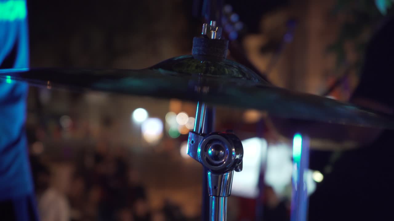 tamburo piatto crash durante l'esibizione notturna della banda