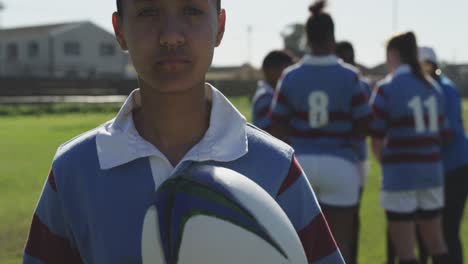 Porträt-Einer-Jungen-Erwachsenen-Rugbyspielerin-Auf-Einem-Rugbyfeld