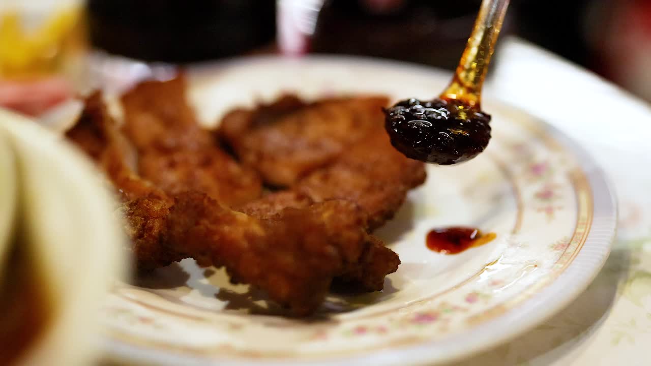 매운 칠리 소스와 함께 제공되는 긴 돼지고기