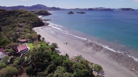 paseo a caballo por la costa costarricense, en la hermosa playa prieta