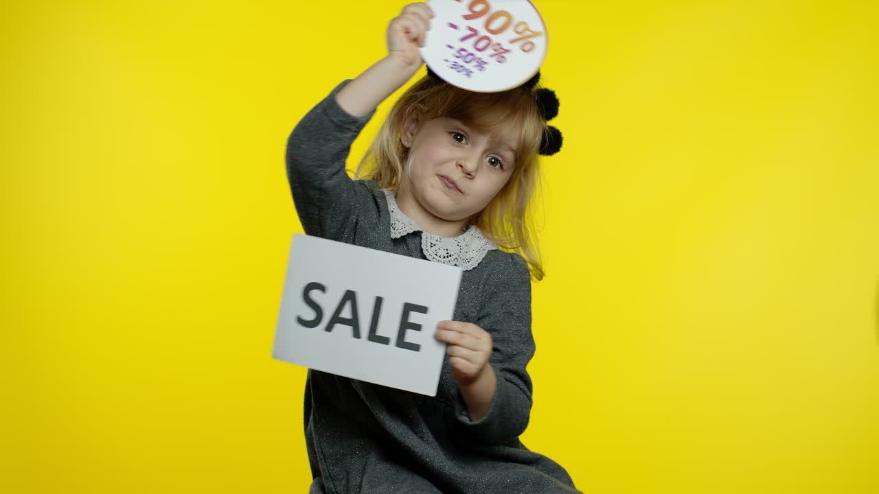 소녀는 판매 단어와 할인 광고 글자 배너를 보여줍니다. 블랙 프라이데이 컨셉