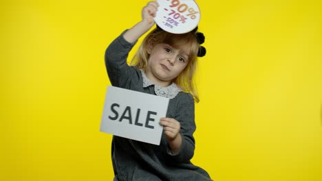 niña mostrando palabras de venta y descuentos anuncios inscripciones pancartas. concepto de viernes negro