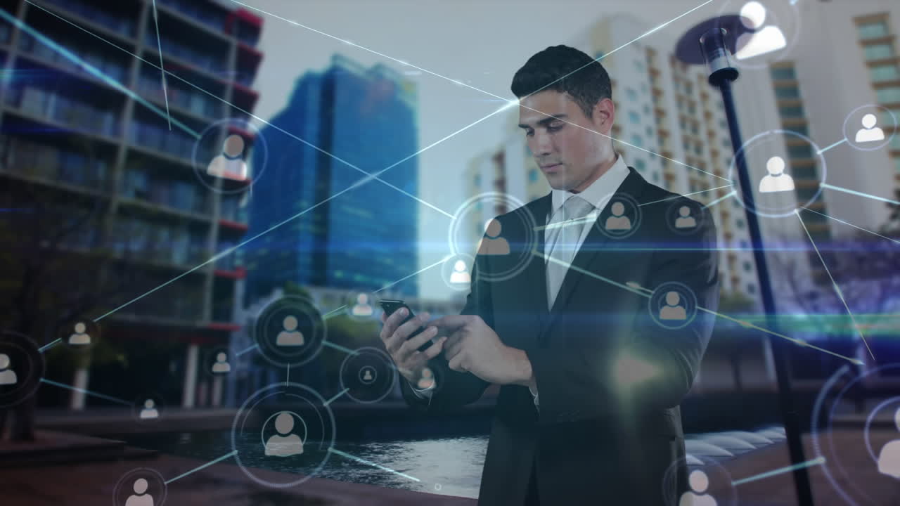 animación de la red de conexiones con las personas iconos sobre el hombre de negocios que utiliza el teléfono inteligente