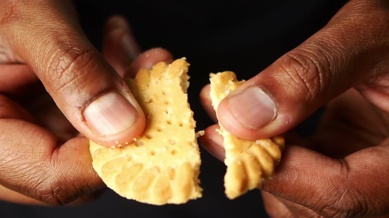 galleta rota en las manos