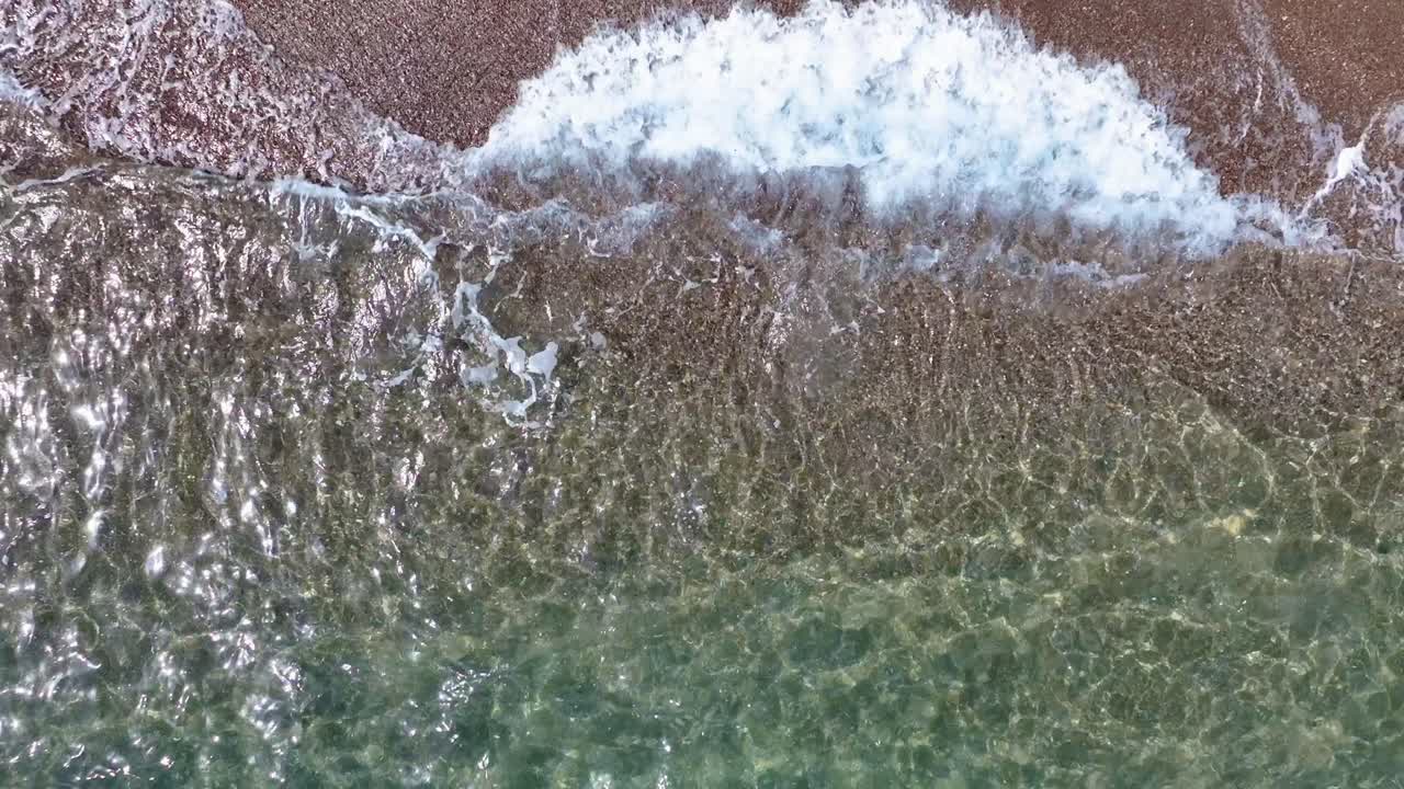 vista aérea de las olas en una playa