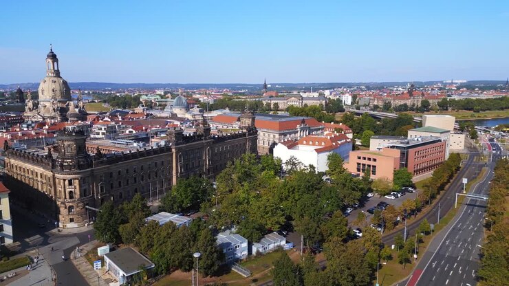Magnifico volo panoramico aereo sopra il Dipartimento di Polizia di Dresda, la città della Frauenkirche (Chiesa di Nostra Signora) in Germania, in una giornata estiva soleggiata con cielo blu.