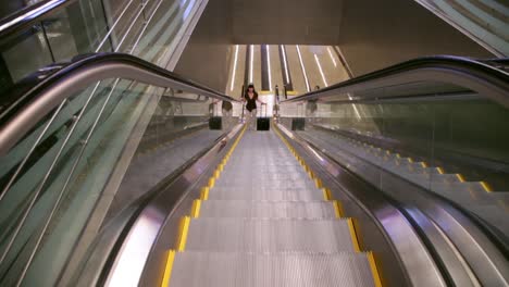 escaleras mecánicas en el aeropuerto internacional