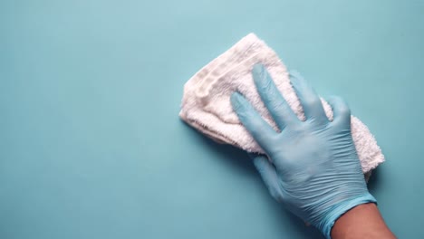 limpiando una pared con un paño y guantes