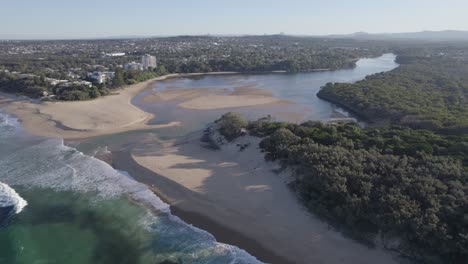 Currimundi-Creek---Vía-Fluvial-Serena-Que-Fluye-Hacia-El-Mar-En-Queensland,-Australia