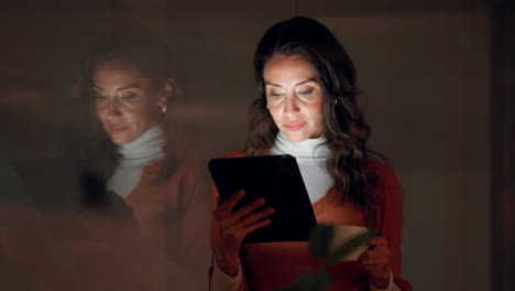 mujer disfrutando de la noche con tableta y café