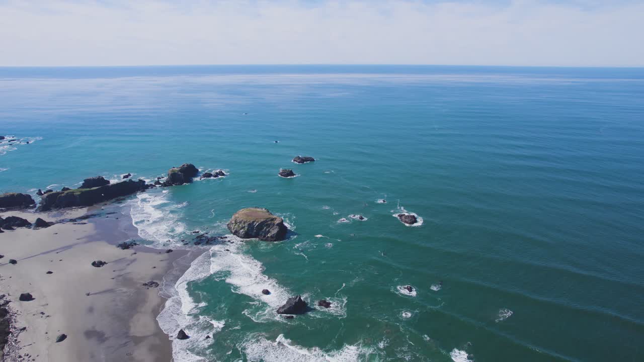 épica visión general de la costa de oregon bandon con olas ondulantes bajo un cielo azul