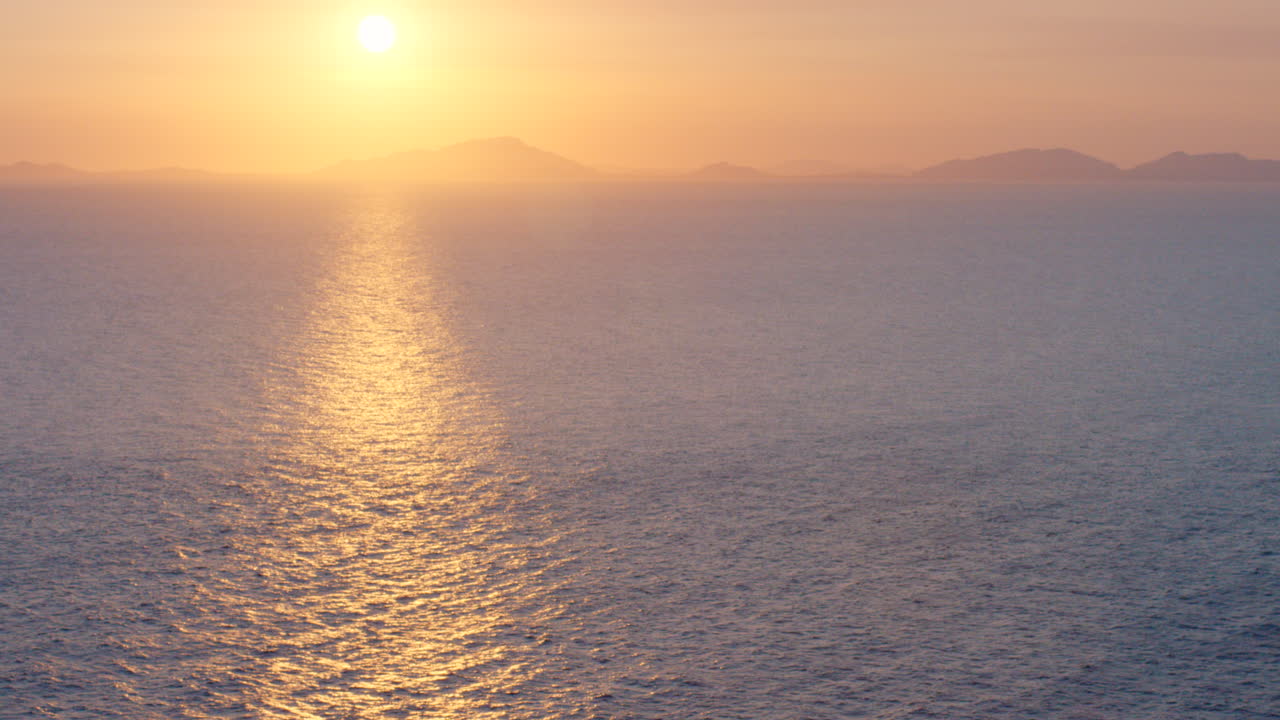 바다 위에 해가 지는 것