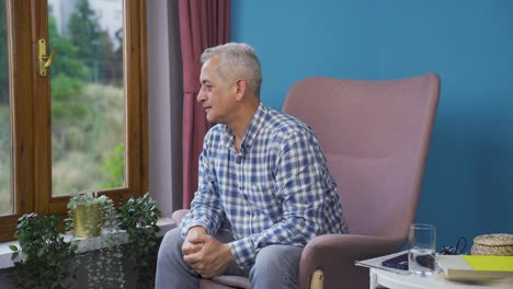 Ein-Glücklicher-Mann-Schaut-Aus-Dem-Fenster-Und-Atmet-Tief-Durch.