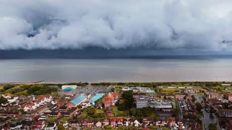 스케그네스 (skegness) 의 해변 마을 위에 아오르는 폭풍
