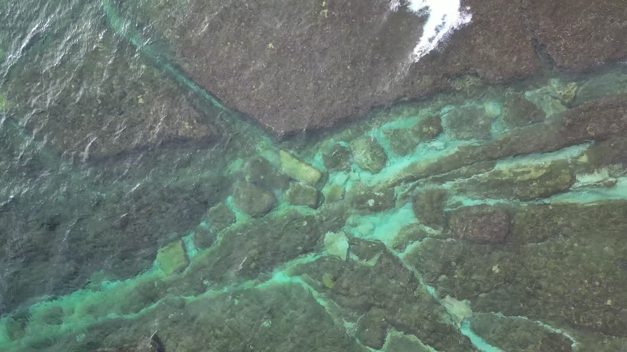 몰타 섬의 바다 위의 드론 영상