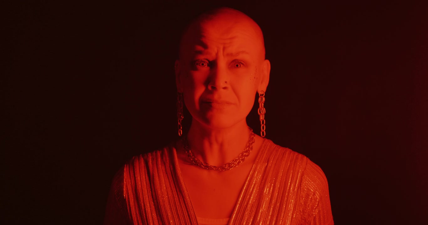 Ritratto di donna sotto luce rossa e blu