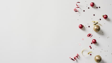 video de baubles y estrellas decoraciones de navidad con espacio de copia en fondo blanco