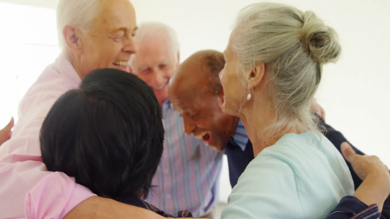 무리를 이루는 사람들의 그룹 4k