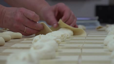 Eine-Bäckerei,-Auch-Bäckerei-Oder-Bäckerei,-Ist-Eine-Einrichtung,-Die-In-Einem-Ofen-Gebackene-Lebensmittel-Auf-Mehlbasis-Wie-Brot,-Kekse,-Kuchen,-Gebäck-Und-Pasteten-Herstellt-Und-Verkauft