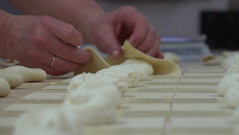 una panadería también panadería o panadería es un establecimiento que produce y vende alimentos a base de harina horneados en un horno, como pan, galletas, pasteles, pasteles y tartas