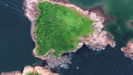 Cape-D&#39;Aguilar,-Hongkong:-Dynamischer-Drohnenüberflug,-Der-über-Die-Küste-Und-Zwischen-Zwei-Kleinen-Inseln-Hinwegfliegt