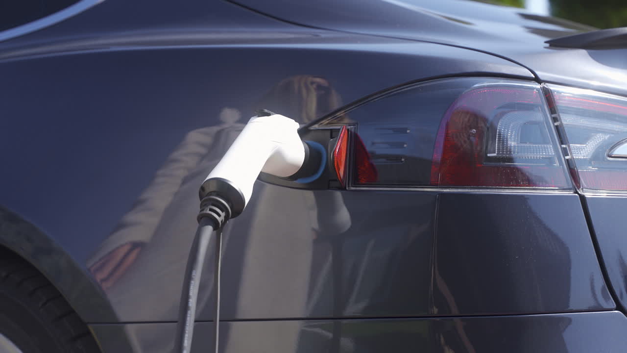 черная машина на открытом воздухе