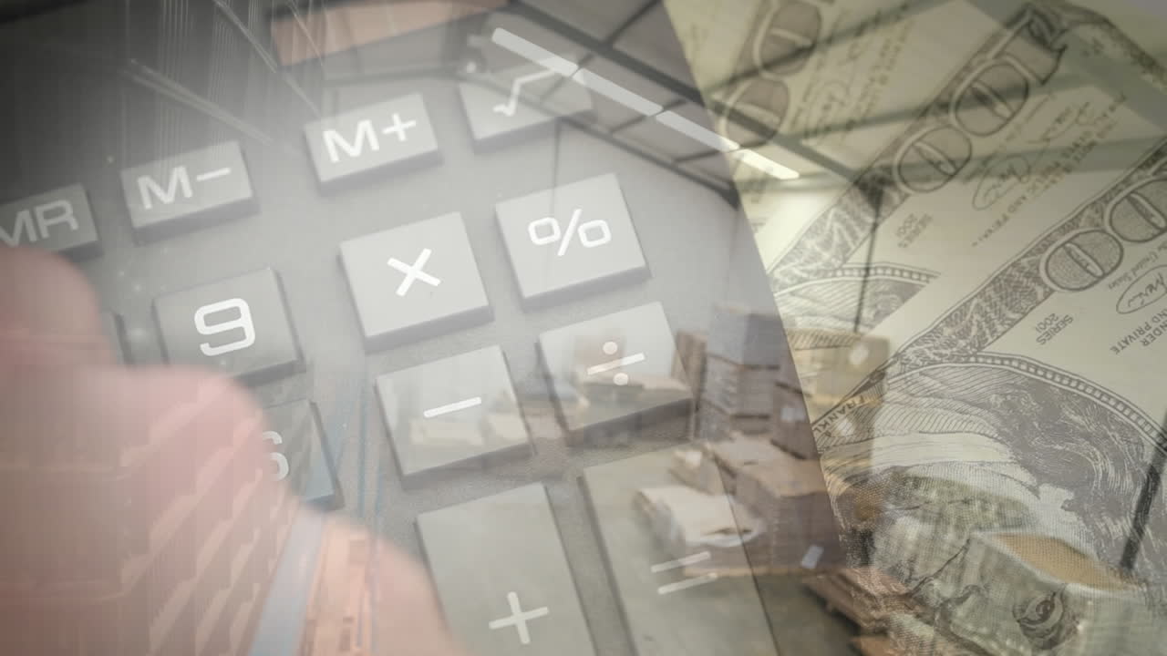 анимация человека, использующего калькулятор над долларовыми купюрами с складом на заднем плане