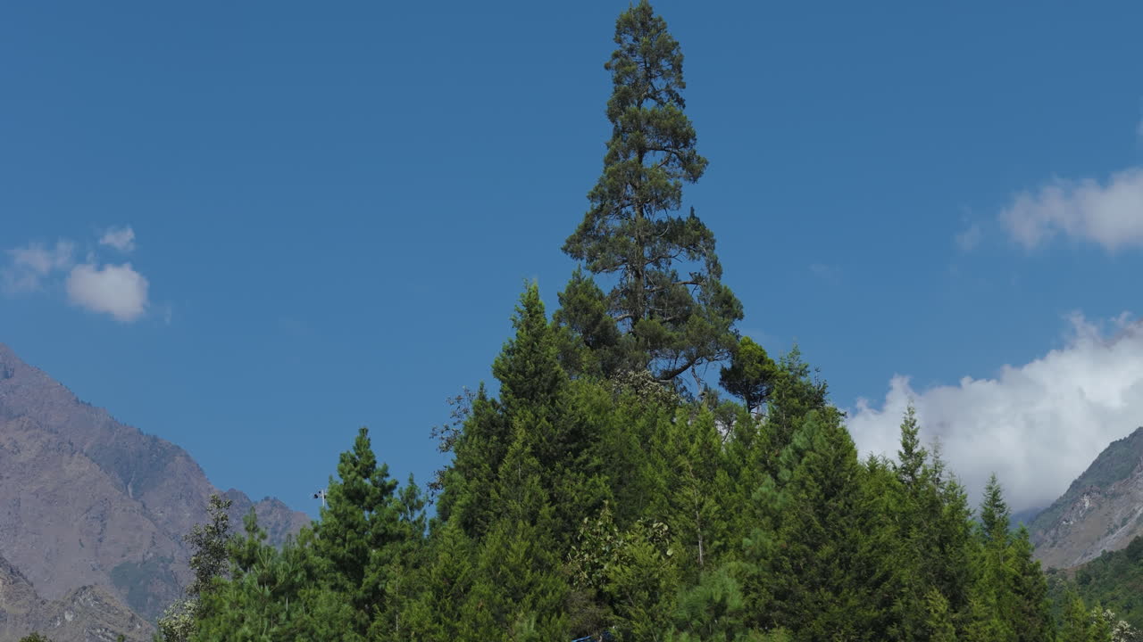 tomada de un avión no tripulado de la región montañosa de annapurna, nepal, en un clima soleado.
