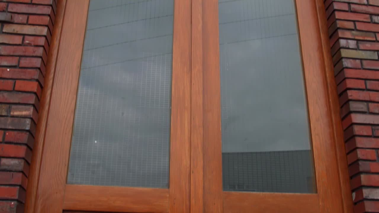 gran puerta delantera en la moderna casa roja en el suburbio de berlín oriental, alemania