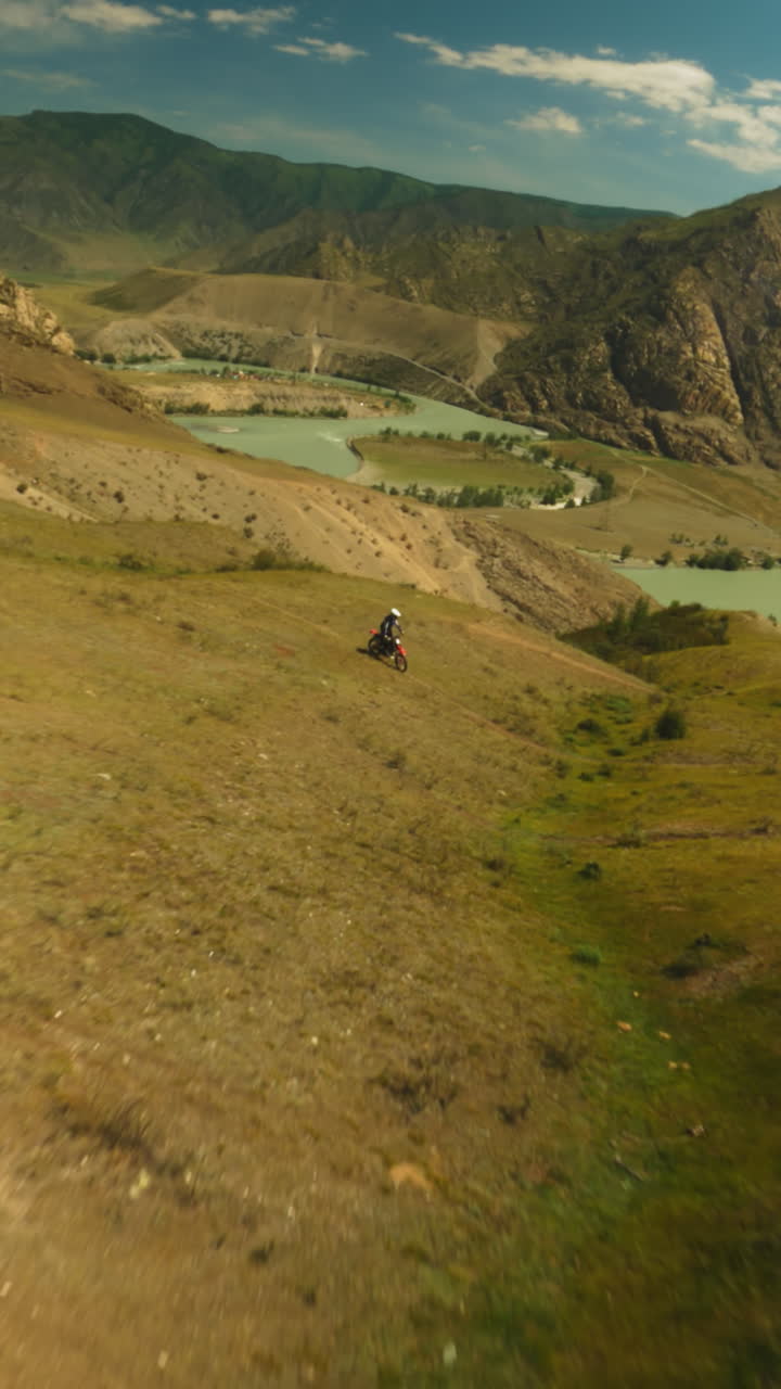 área accidentada como escenario para la destreza del motociclista. demostración de compromiso para empujar los límites como recordatorio de la intensidad implacable del automovilismo