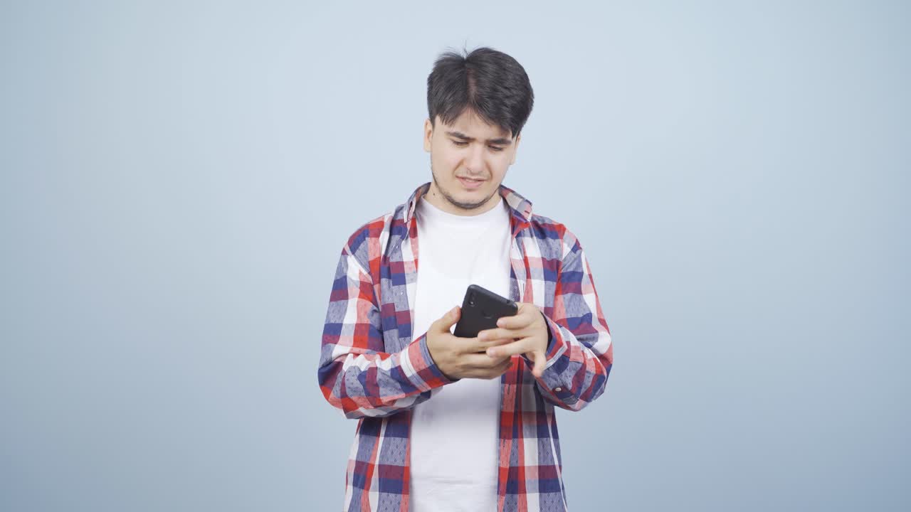 전화로 이야기하는 남자의 전화가 충전되지 않습니다.