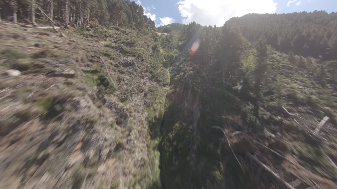 disparo épico de drones fpv volando montaña arriba sobre árboles y cañones en puymorens