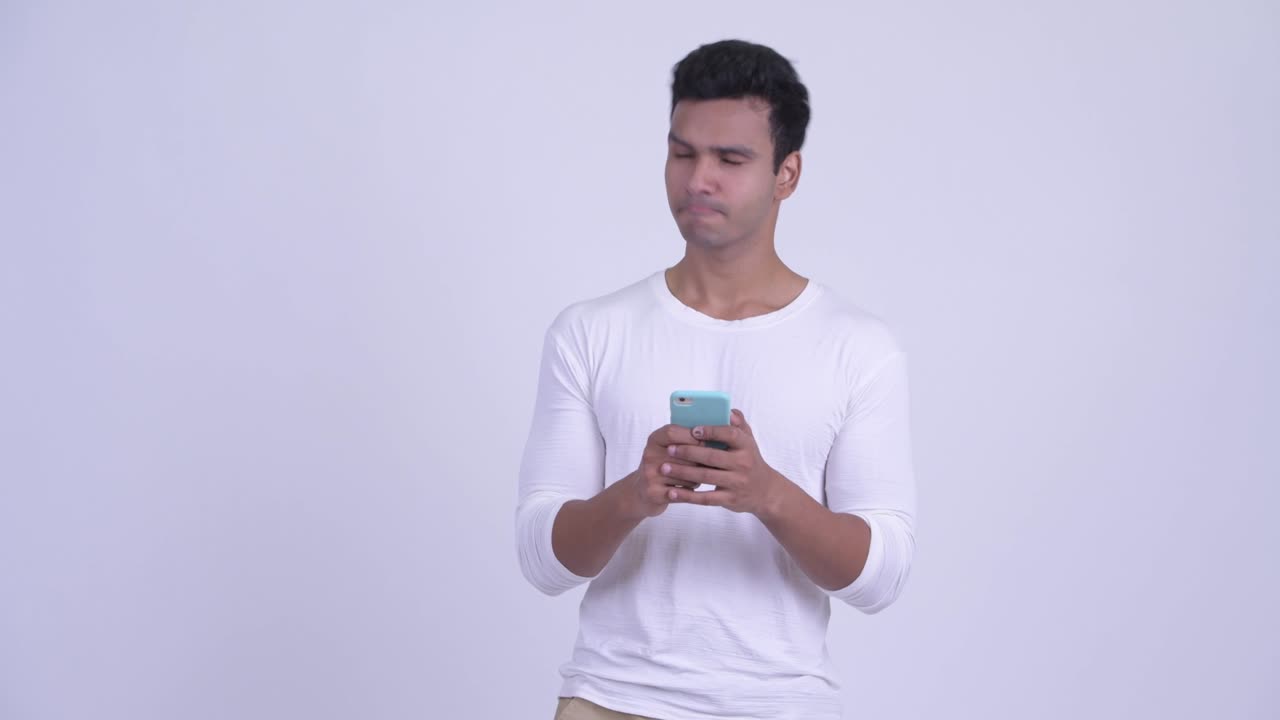 행복한 젊은 잘생긴 인도인 남자와 전화