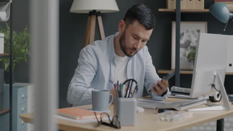 hombre trabajando en un escritorio