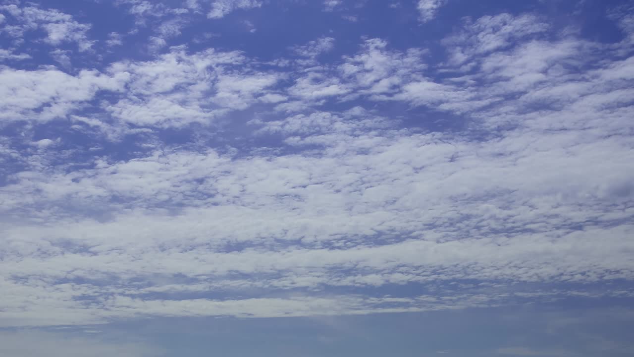 구름이 움직이는 아름다운 하늘