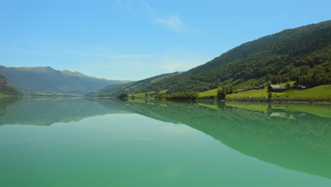 Paisaje-De-Reflejos-Perfectos-En-El-Lago-Vagavatnet,-Oppland,-Noruega