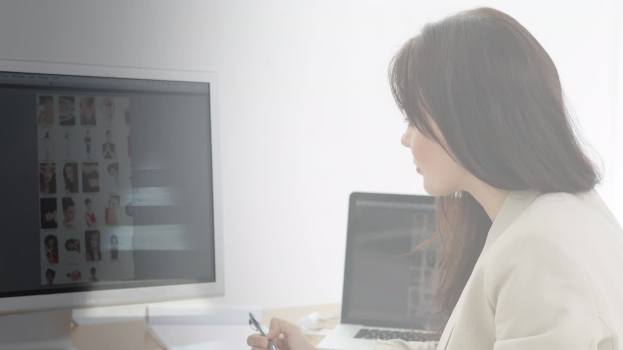 animación de una mujer de negocios caucásica usando computadora sobre el paisaje urbano