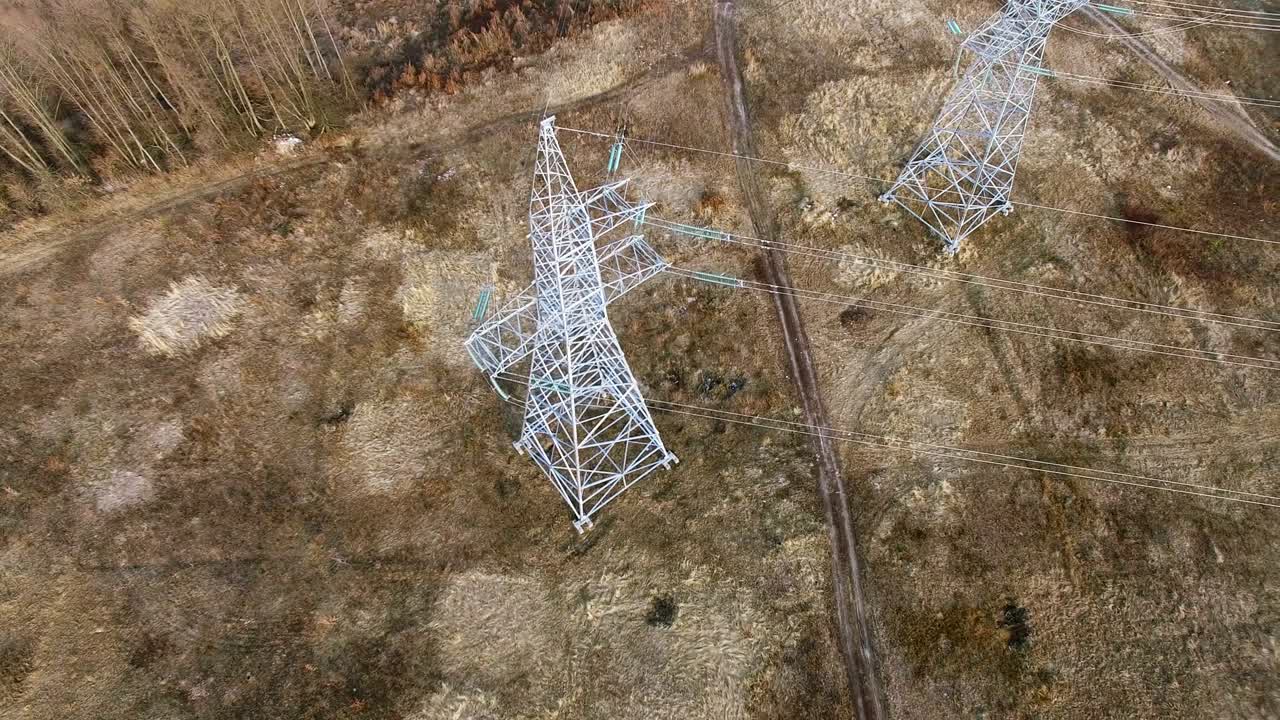 4k. aérea. torre de línea de energía en el campo. vista superior, vuelo en círculo