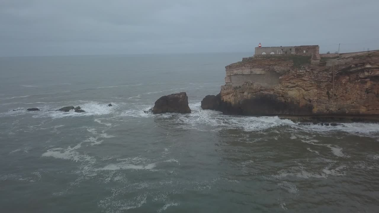 대서양 연안의 상징적인 장소, 빅 웨이브 서핑의 메카, 유럽에서 가장 큰 파도가 있는 장소, 포르투갈의 zone north canyon에 있는 나자레의 등대.
