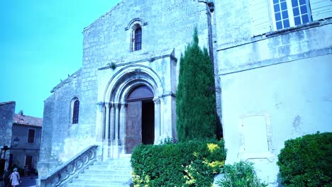 pequeña iglesia de piedra en les baux-de-provence burg en francia