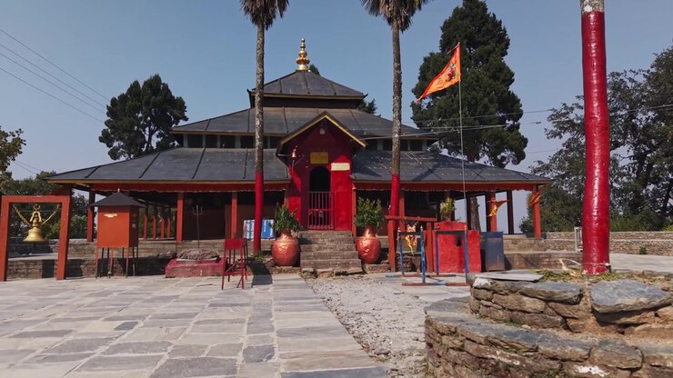 Resunga-templet i Resunga, der fremhæver den åndelige arv og det naturlige miljø i det vestlige Nepal