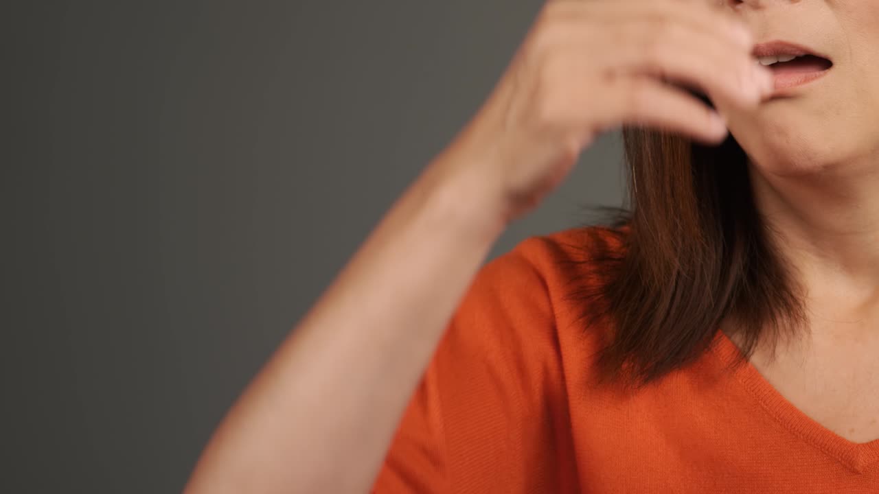 복사 공간이 있는 중년 여성이 눈에 띄게 실망한 초상화