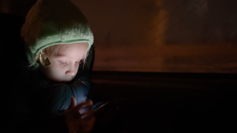 una niña en la cabina de un coche