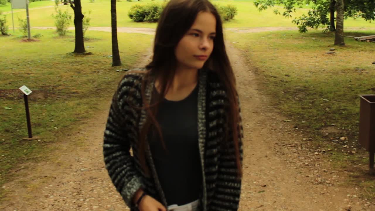 niña camina lentamente en el parque