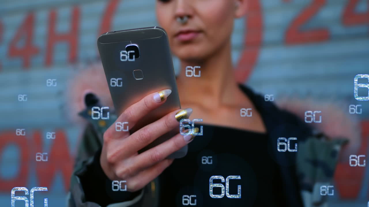 animación de textos de 6g sobre una mujer biracial usando un teléfono inteligente.