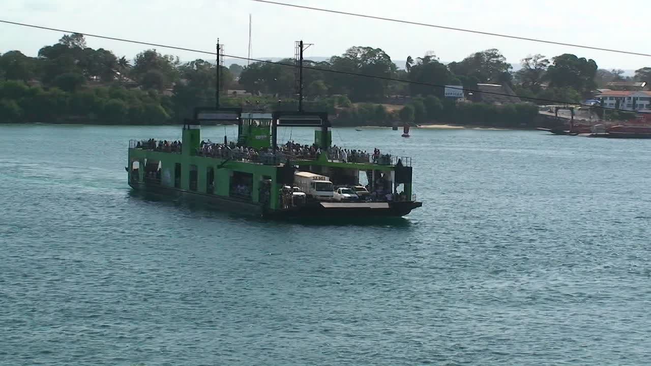 페리 보트는 물을 가로 질러 사람과 차량을 운반합니다.